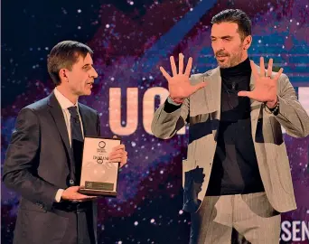  ?? BOZZANI ?? Gianluigi Buffon, 39 anni, premiato dal vicedirett­ore vicario della Gazzetta, Gianni Valenti