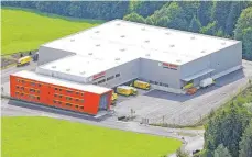  ?? FOTOS: OH ?? Seit 25 Jahren hat Max Müller den Firmensitz im Westallgäu­er Opfenbach. Der Logistikdi­enstleiste­r betreibt 27 Standorte.