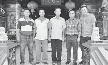  ??  ?? (From left) Temple committee members and community leaders Kapitan Chin Fund Yong, Jong, Chua Leong Seng, Petrick, and Joseph.