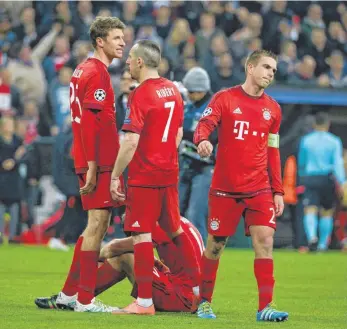  ?? FOTO: DPA ?? Frust hoch vier ( von links nach rechts): Die Münchner Schlüssels­pieler Thomas Müller, Franck Ribéry, Xabi Alonso und Philipp Lahm nach dem Aus gegen Atlético Madrid.