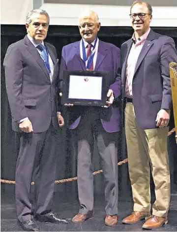  ??  ?? Premio. El argentino Gregorio Badeni (centro) recibe Premio Chapultepe­c en la reunión de medio año de la SIP, realizada en Antigua Guatemala. Lo acompaña el presidente y director general de Grupo LPG, José Roberto Dutriz (izquierda), y Matthew Sanders,...