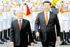  ?? Vietnamský vůdce Nguyen Phú Trong (vlevo) vedle svého čínského vzoru Si Ťin-pchinga během vojenské přehlídky. FOTO REUTERS ?? Učitel a jeho žák.