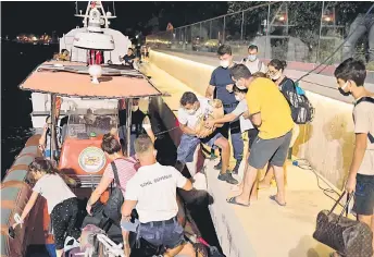  ??  ?? Villagers being evacuated by sea by Turkish coastguard­s in Mila.