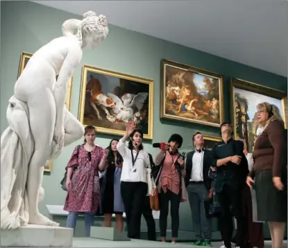  ?? KAMRAN JEBREILI / ASSOCIATED PRESS ?? Art lovers admire a Venus statue in the Louvre Abu Dhabi in December 2017. The artwork exemplifie­s the UAE’s position at the crossroads of East and West.