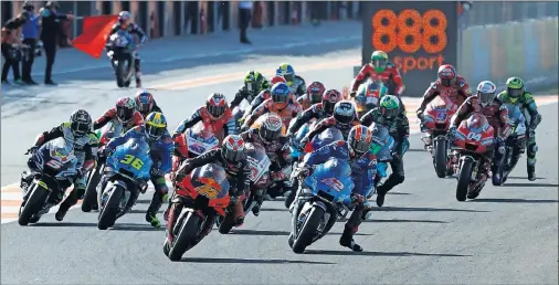  ??  ?? Salida del pasado GP de Europa de MotoGP, en el circuito de Cheste, categoría que a partir de este año se verá también en Movistar+.