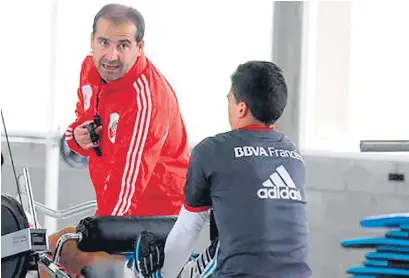  ?? Prensa River ?? Pablo Dolce durante un trabajo con el volante Enzo Pérez en el gimnasio.