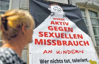  ?? FOTO: DPA ?? Aufruf per Banner vor dem Landgerich­t Freiburg. Der Missbrauch­sfall von Staufen hat viele aufgerütte­lt.