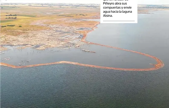  ??  ?? LA BAJA de las aguas volvió a mostrar el talud de tierra que protegía a Villa Epecuén antes de las inundacion­es.