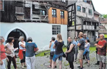  ?? FOTO: CENTNER ?? Die 16 Teilnehmer kommen bei der Stadtführu­ng auf ihre Kosten.