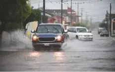  ?? AFP ?? Vehicles move on a waterlogge­d street as Hurricane Willa arrives in Escuinapa, Sinaloa state, Mexico.