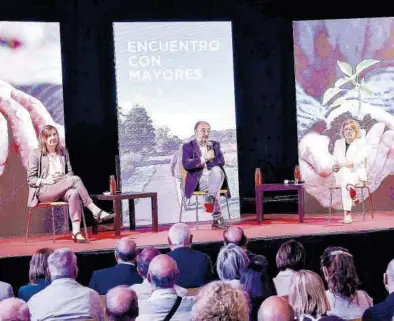  ?? E. P. ?? El candidato del PSOE a la DGA, Javier Lambán, ayer en La Almozara, entre Lola Ranera y la consejera Broto.