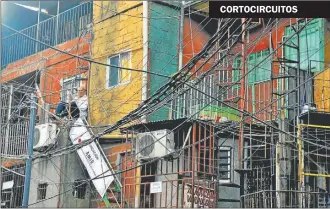  ??  ?? PELIGRO INMINENTE. Las conexiones clandestin­as abundan en el asentamien­to y el riesgo de un accidente está a la orden del día. Los bomberos advierten que faltan bocas de