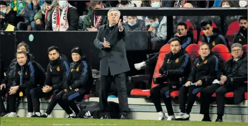  ?? ?? Carlo Ancelotti dando instruccio­nes a sus jugadores durante el encuentro de los madridista­s ante el Rayo Vallecano.