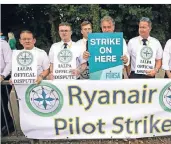  ?? FOTO: DPA ?? Streikende Ryanair-Piloten vor dem Flughafen in der irischen Hauptstadt Dublin.