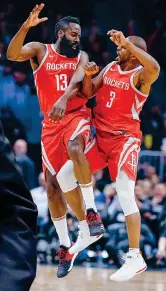  ?? (Ap) ?? Stelle James Harden (a sinistra) e Chris Paul. Stelle indiscusse dell’nba, quando Paul è arrivato a Houston dai Los Angeles Clippers la loro coesistenz­a tecnica sembrava un problema. D’antoni lo ha risolto, facendo della coppia il valore aggiunto dei...