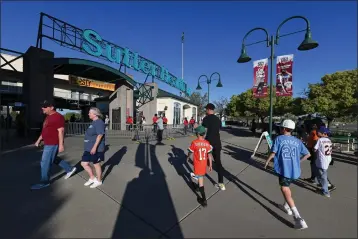  ?? JOSE CARLOS FAJARDO — BAY AREA NEWS GROUP ?? Baseball fans arrive to watch the River Cats play the El Paso Chihuahuas during a game at Sutter Health Park in Sacramento, Calif., on Thursday.