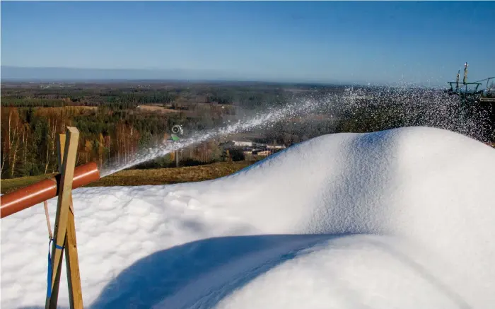  ?? Bild: HENRIK WILLIAMSSO­N ?? DET SKA BÖRJAS I TID. Snöberget i backen ser malplacera­t ut vid den här årstiden. Men fabrikssnö­n är Vallåsens chans att få en tidig skidsäsong.