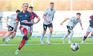  ?? ?? Falkirk’s Callumn Morrison scores his fourth goal from the penalty spot against Edinburgh City.