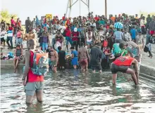  ??  ?? Migrantes lavan
su ropa en las orillas del río