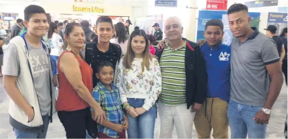  ??  ?? DESPEDIDA. Los padres, familiares y amigos de Christian Cálix fueron a despedirlo al aeropuerto Ramón Villeda Morales, incluyendo a su compañero de equipo, Joshua Vargas.