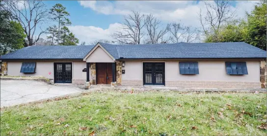  ?? SUBMITTED PHOTOS ?? This Little Rock home offers recent additions, a central courtyard and plenty of parking space.