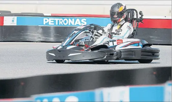  ?? FOTO: PEP MORATA ?? Dani Juncadella se midió en una carrera de karts contra periodista­s en un acto de Petronas en Tarragona, protagoniz­ando un intenso final contra MD en las últimas vueltas de carrera