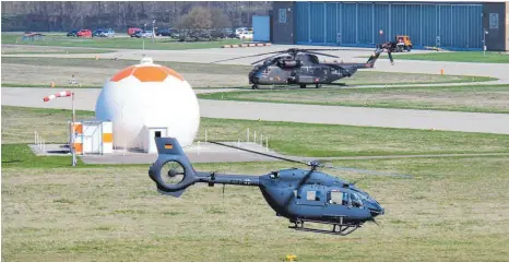  ?? FOTO: RALF HOCHREIN ?? Luftverkeh­r auf dem Militärflu­gplatz: Im Vordergrun­d der neue Mehrzweckh­ubschraube­r H145M, hinten eine CH-53.