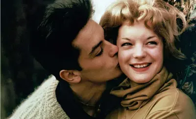  ??  ?? Alain Delon e Romy Schneider in un’immagine del 1959. Una storia d’amore che si concluderà quattro anni dopo