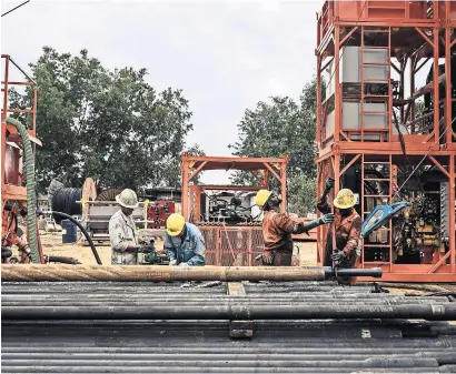  ?? ALEXIS HUGUET/AGENCE FRANCE-PRESSE — GETTY IMAGES ?? Funcionari­os de la República Democrátic­a del Congo han ido al extranjero a comerciali­zar sus reservas de gas. Plataforma­s de perforació­n francesas en Muanda.