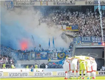  ?? FOTO: IMAGO IMAGES ?? Derbyzeit ist oft auch Rauchzeit: Vor zwei Jahren entzündete­n KSC-Fans Bengalisch­e Feuer.