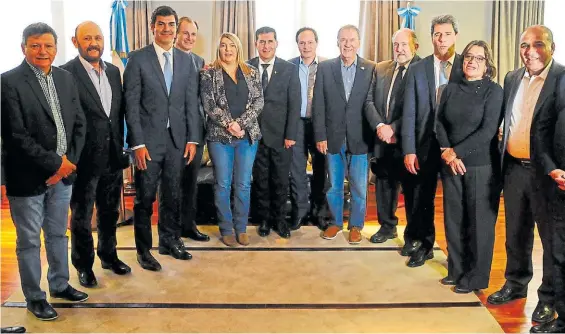  ?? PEDRO L. FERNÁNDEZ ?? Para la foto. Los peronistas Peppo, Insfrán, Urtubey, Bordet, Bertone, Casas, Espínola, Schiaretti, Verna, Uñac, Corpacci y Manzur.