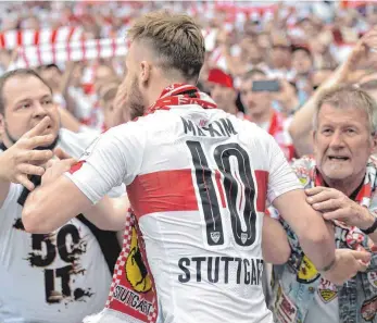  ?? FOTO: DPA ?? Im Mai nach dem Aufstieg noch der Held beim VfB, nun plötzlich einer vom Gegner: Alexandru Maxim.
