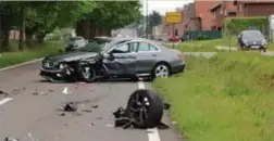  ?? FOTO TOM PALMAERS ?? De weg was een hele tijd afgesloten door de wrakstukke­n op de rijstroken.