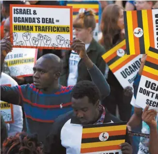  ?? JACK GUEZ AGENCE FRANCE-PRESSE ?? Des migrants africains manifestai­ent leur désaccord envers la volonté du gouverneme­nt de Benjamin Nétanyahou de les déporter, le 9 avril dernier, dans les rues de la capitale, Tel-Aviv.
