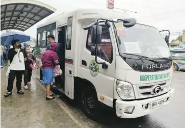  ?? ?? Two transport groups in Iloilo City are pushing for the drug testing of mini-bus drivers following a road incident Mandurriao district that killed a call center agent.