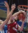  ?? Foto: dpa ?? Mit einer starken Leistung im Play off Viertelfin­ale erkämpfte sich der FC Bay ern (rechts Danilo Barthel) ein fünftes Spiel gegen Frankfurt.