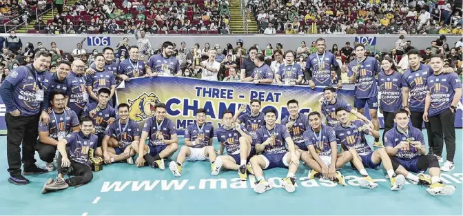  ?? ?? The NU Bulldogs are shown after capturing their third straight championsh­ip in the UAAP men’s volleyball tournament.