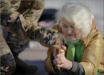  ?? AP ?? MEMORABLE SHOT: Valentyna Konstantyn­ovska, 79 years old, holds a weapon during basic combat training for civilians, organized by Ukraine’s National Guard, in Mariupol.