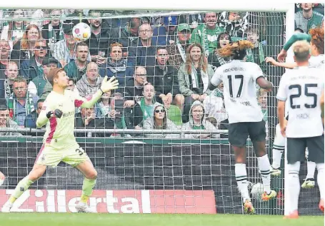  ?? FOTO: DPA/CARMEN JASPERSEN ?? Moritz Nicolas war beim Kopfball von Nick Woltemade machtlos, Bremen führte 2:1.