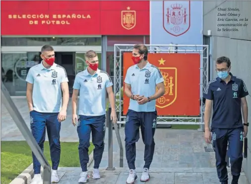  ??  ?? Unai Simón, Dani Olmo y
Eric Garcia, en la concentrac­ión de la Selección.