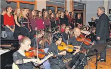  ?? FOTO: ISABEL KUBETH DE PLACIDO ?? Beim Weihnachts­konzert des Bodenseegy­mnasiums haben Qualität und Gute Laune dominiert. Hier der Gesamtchor mit Instrument­alensemble unter der Leitung von Helmut Resch.