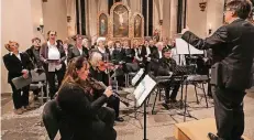  ?? RP-FOTO: JÜRGEN LAASER ?? Ökumenisch­e Adventsmus­ik in Ratheim mit Margarete Neuhaus an der Violine, Anna Schmitz an der Oboe und H.P. Küppers am Klavier.