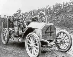 ?? Foto: Daimler AG ?? Wer beim Mercedes Simplex von 1902 die Gänge wechseln wollte, musste dafür mit einer außen am Wagen angebracht­en Schaltung hantieren.
