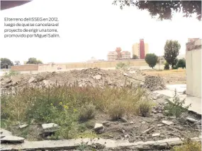  ??  ?? El terreno del ISSEG en 2012, luego de que se cancelara el proyecto de erigir una torre, promovido por Miguel Salim.