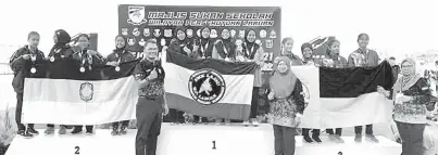  ?? ?? HEBAT: Pasukan P15 SMK Lajau mendapat tempat pertama acara 4 x 100 meter.