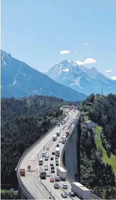  ?? FOTO: DPA ?? Europabrüc­ke an der Brenneraut­obahn: Das Bauwerk müsse man wegen der starken Verkehrsbe­lastung „ permanent sanieren“, sagt Tirols Landeshaup­tmann Günther Platter.