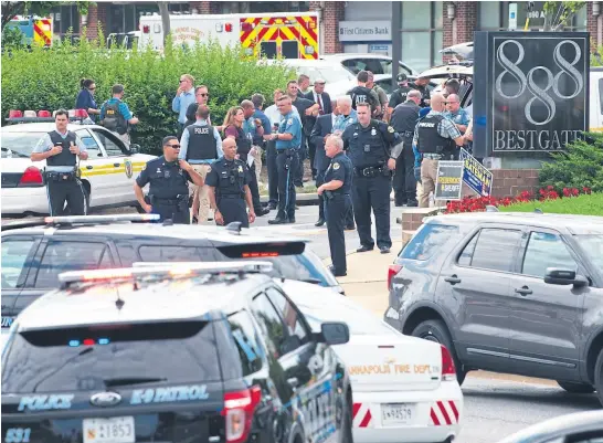  ?? Saul loeb/afp ?? La policía, en el lugar del ataque para iniciar las pericias tras el tiroteo en Annapolis, Maryland