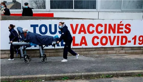  ?? ?? Une femme est transporté­e sur un brancard au centre de vaccinatio­n COVID-19 du Groupe Hospitalie­r Sud Ilede-France à Melun, dans la banlieue de Paris, février 2021.