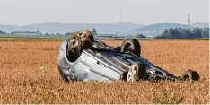  ?? Fotos: Dieter Mack ?? Bei Munningen überschlug sich gestern früh ein Auto und landete im angrenzend­en Feld.