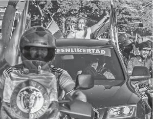  ?? JOAQUIN SARMIENTO/AFP ?? Simpatizan­tes del expresiden­te colombiano salieron a las calles en sus automóvile­s para festejar el fallo a favor de Álvaro Uribe